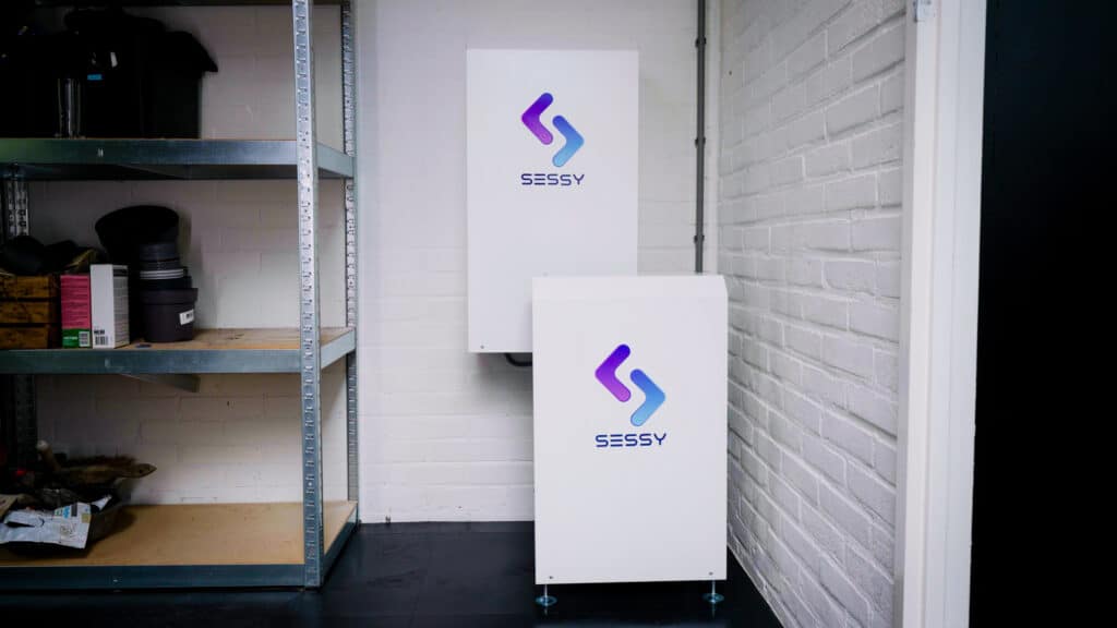 Sessy hangend aan de muur en staand op de grond